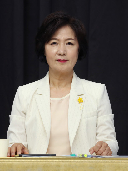 추미애 전 법무부 장관이 지난 1일 서울 금천구  가산디지털단지 내 스튜디오에서 오마이뉴스 주관 6차 토론회를 하고 있다. 국회사진기자단=연합뉴스